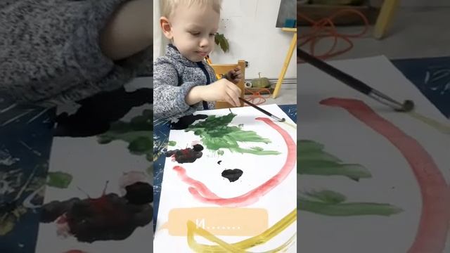 Малыш рисует с натуры сосновую ветку, шишку и праздник