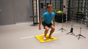 Вертикальный прыжок на одной ноге с места, приземление на две ноги