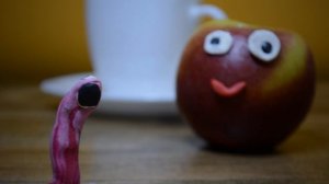 Про яблоко и червяка