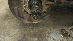 Toyota Hiace 4x4 Wheel stud/lug nut change | Break disc removal