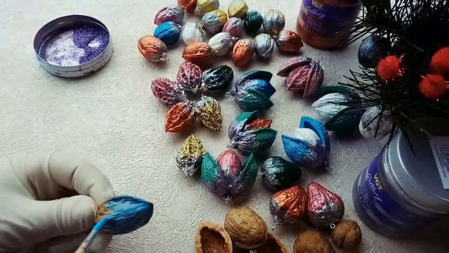 Игрушки на ёлку из шишек, скорлупы грецкого ореха и желудей. Своими руками. смотреть онлайн