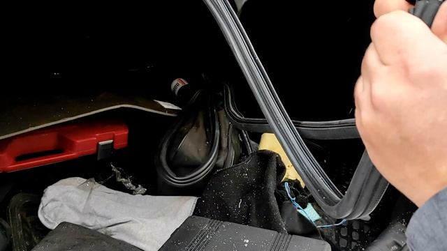 Зимне-осенняя доработка Лады Гранты FL. Установка уплотнителя между стеклом и крышкой багажника смотреть онлайн