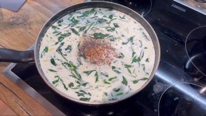 Лосось в сливочном соусе со шпинатом и белой фасолью