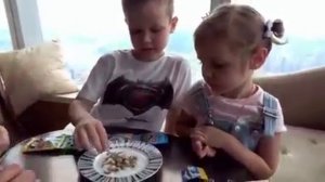 Макс и Катя пробуют на вкус китайскую еду в Гонконге много конфет и вонючие снэки 70 летний M&M