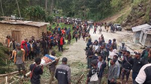 Оползень поздно ночью сошел на деревню и замуровал более 300 людей под землей в Новой Гвинее