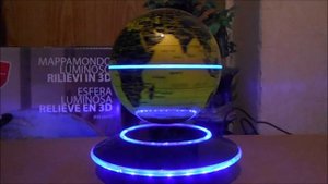 Золотистый левитирующий глобус с подсветкой над летающей тарелкой