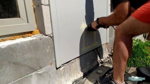Установка уличной дверцы для кошек Ferplast Swing 5 в металлическую дверь