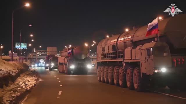 Пусковые установки ПГРК «Ярс» прибыли в подмосковное Алабино смотреть онлайн