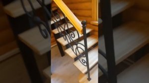 Лестница на металлических косоурах с ковнаными перилами