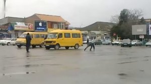 Тип на мерседесе 124 разбрасывает деньги все налетели как саранча
