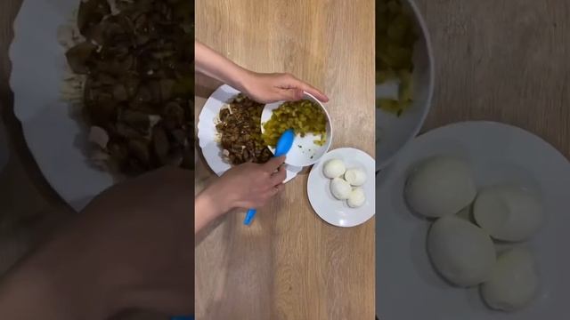 Сытный слоеный салат с маринованными огурцами и грибами