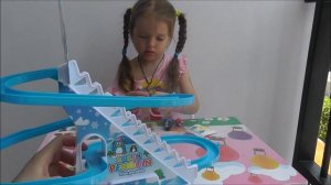 Веселые пингвины катаются с горки Обзор игрушек Funny penguins slide down Toys review