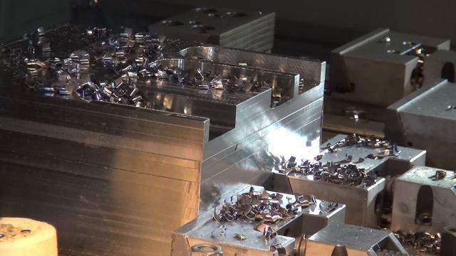 Обработка открытых карманов. Фрезы для обработки уступов: 32A3R040B32-SAD16E-C и 32A3R042B32-SLN12- смотреть онлайн