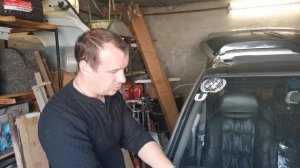 Как удалить наклейку со стекла авто