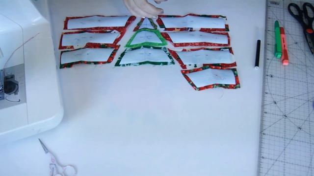 Новогодняя подушка, с рисунком елочкой, в лоскутной технике. смотреть онлайн