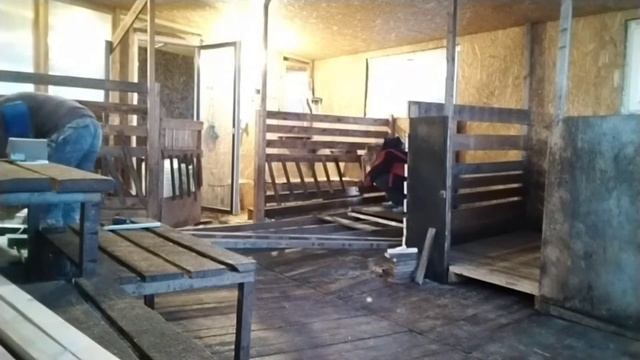 Решетчатый пол в сарае для коз. Раз, два и готово!!!