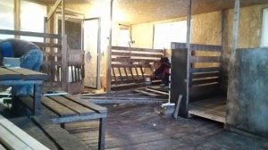Решетчатый пол в сарае для коз. Раз, два и готово!!!