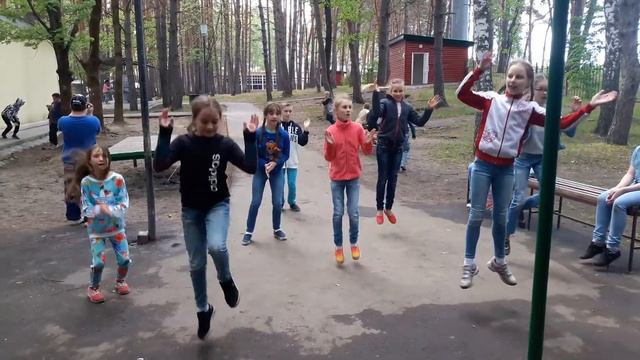 Самый классный танец на выпускной танцуют девочки и я! смотреть онлайн