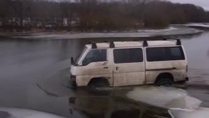 ниссан караван.AVI