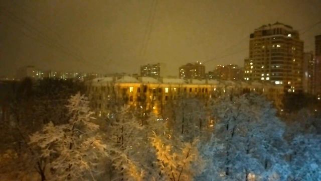 Вечерний апрельский снегопад 02.04.2022 (циклон "Катрина" в Москве) смотреть онлайн