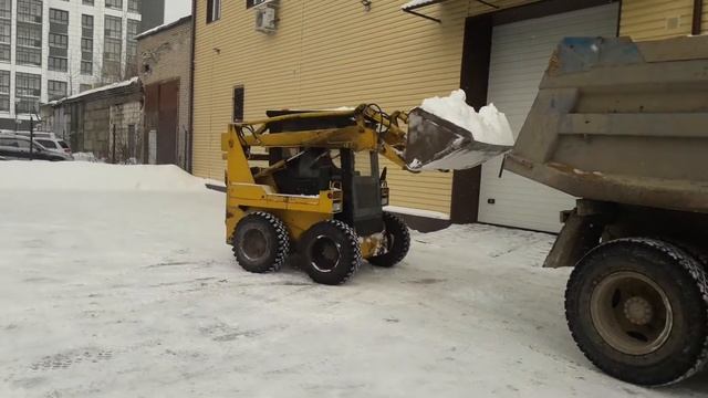 МКСМ 800 в работе. Грузим снег. смотреть онлайн