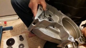 Запрессовка подшипников двигателя Ява.