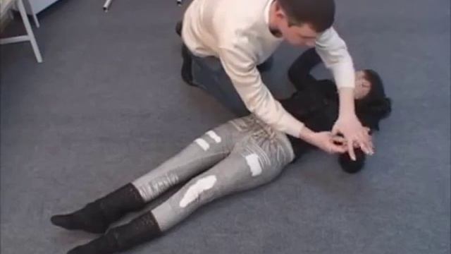 Перевод пострадавшего в стабильное положение смотреть онлайн