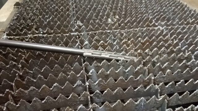 Очистка ламелей станка лазерной резки от шлака. Приспособление. смотреть онлайн