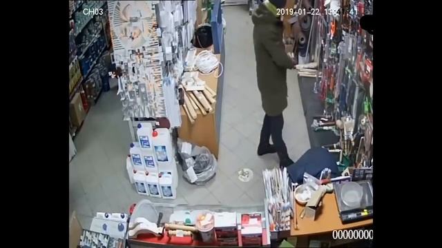 Два топора! Видео нашумевшей кражи в Гродно смотреть онлайн