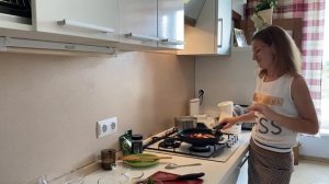 Фунчоза( безглютеновая вермишель) с креветками и шпинатом в сливочном соусе ???