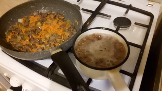 Вкусный ужин за полчаса/ Куриные сердечки в сметанном соусе с гречкой