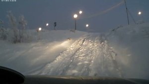 Шевроле нива с двумя данами в снегу в горку