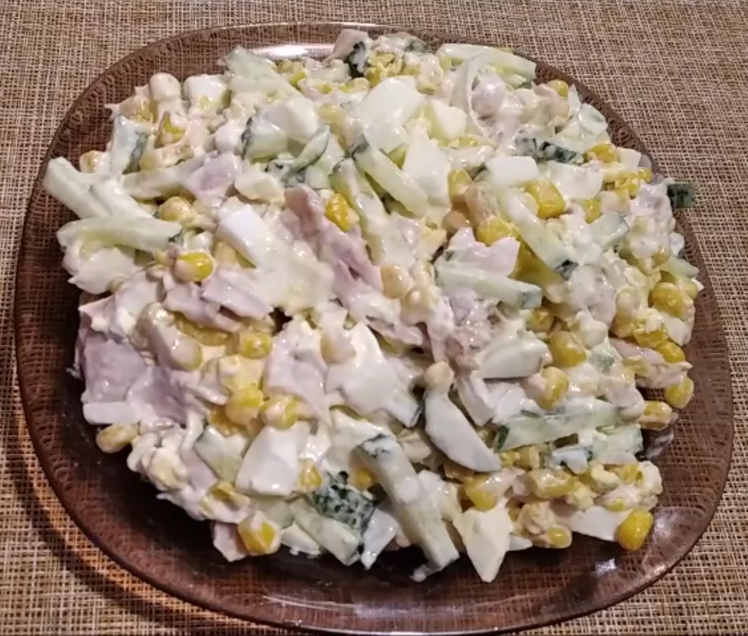 Праздничный салат с копчёной курицей.mp4