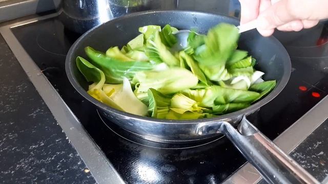 Никогда раньше не готовила. Пак-чой. А оказалось это вкусно и просто. Рецепт очень простой смотреть онлайн