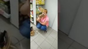 Бухая тетка справила нужду прямо в магазине Магнит