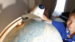 Игрушечный шаттл летит в космос. Даник рассказывает про шаттл. Распаковка космолета