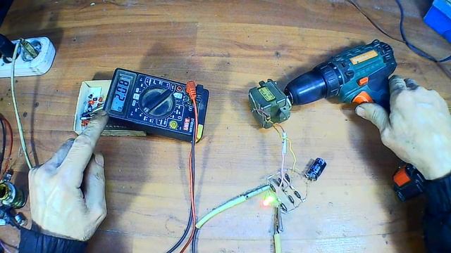 Автономный генератор для зарядки мобилки из шагового двигателя.