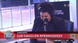 Luz Gaggi singing Billie Jean - en Perros de la Calle - credit - Urbana Play 104.3 FM