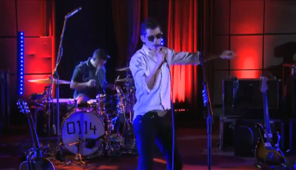 Arctic Monkeys - Hold On, We're Going Home (Drake cover) @ BBC Radio 1 Live Lounge