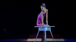 Пеес Аня каучук на столе цирковая студиия арена смелых гимнастика