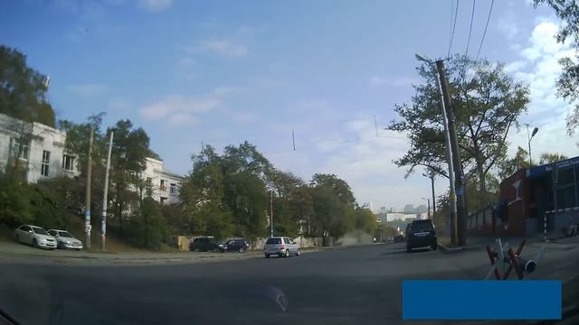 2 авто решили устроить гонки в центре Владивостока (08.10.2017 12:40 ) смотреть онлайн