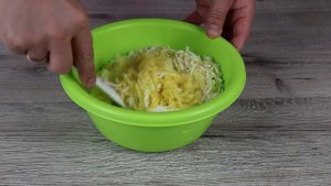 Запеканка из тертого картофеля с сыром и фаршем