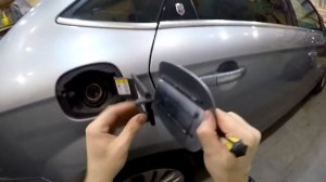 Снимаем крышку лючка бензобака Ford Mondeo 2007-2014год