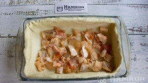 Киш из готового слоеного теста с копченым лососем и сыром в духовке