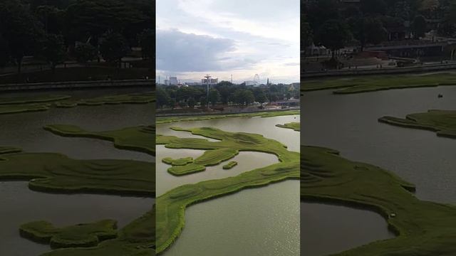 SUNGAI BERBENTUK PETA INDONESIA DI TAMAN MINI INDONESIA INDAH