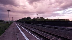 Половинка 2ТЭ10 тащит фитинги фиолетовым вечером