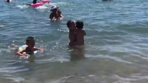 Отдых на море! Дети купаются на море. Лучший отдых всей семьей на море!