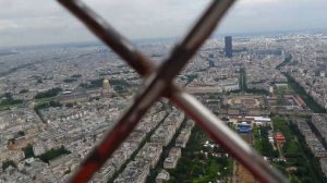 Вид с самого верха Эйфелевой башни
