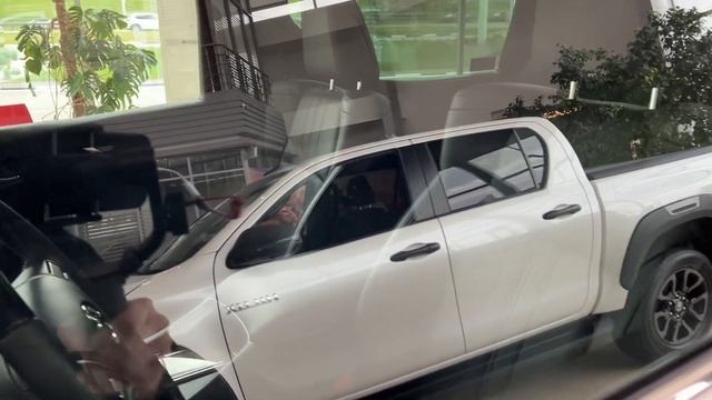 Зашел к дилеру Toyota и на меня налетел охранник. Но, сколько стоят автомобили, я узнал. смотреть онлайн