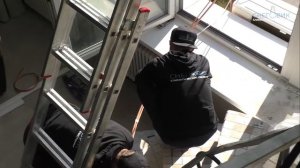 Прокладка фреоновой трассы для кондиционера при помощи альпиниста.